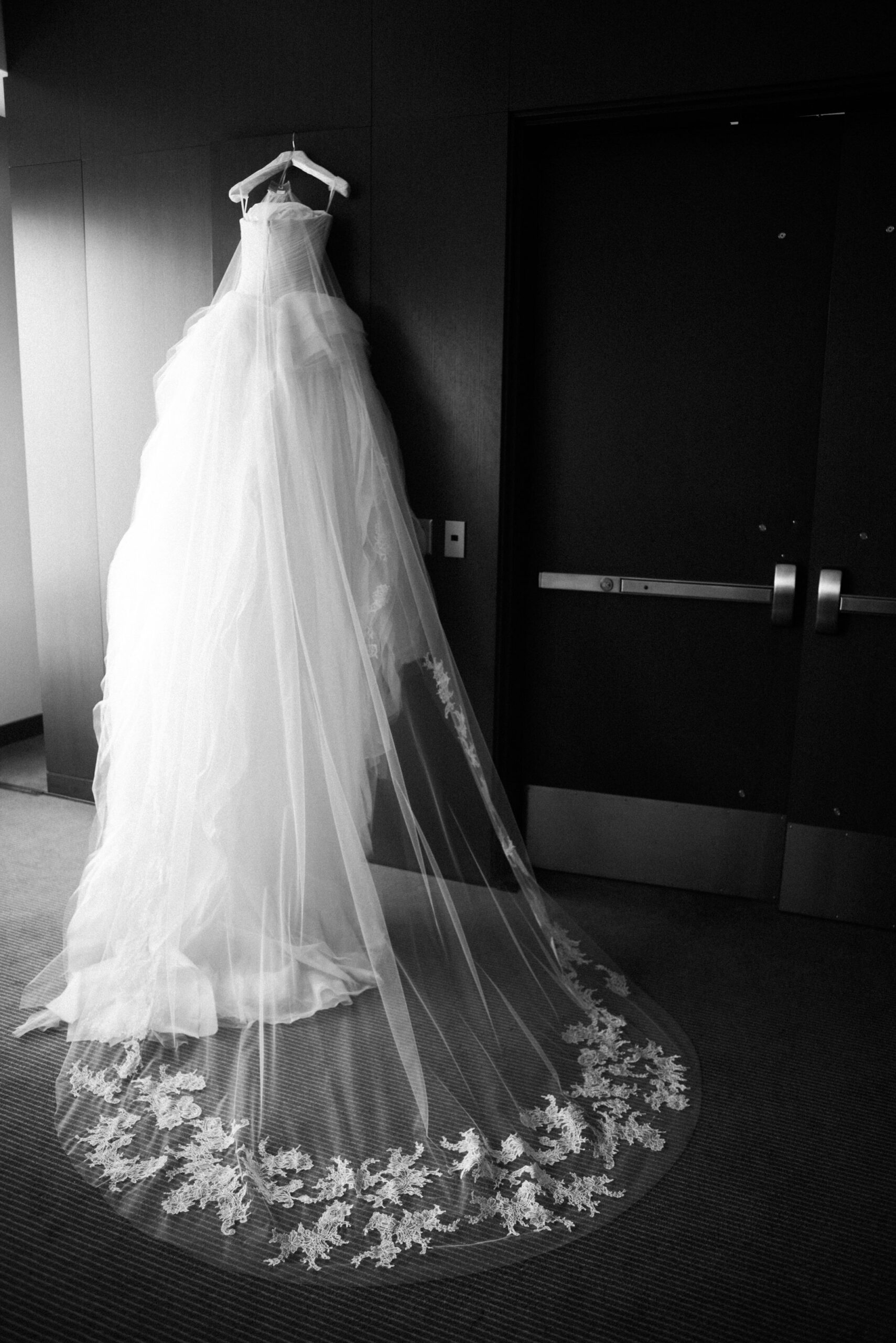 Radisson Blu Bloomington Liz Banfield Photography Minneapolis Wedding Photographer (24).JPG