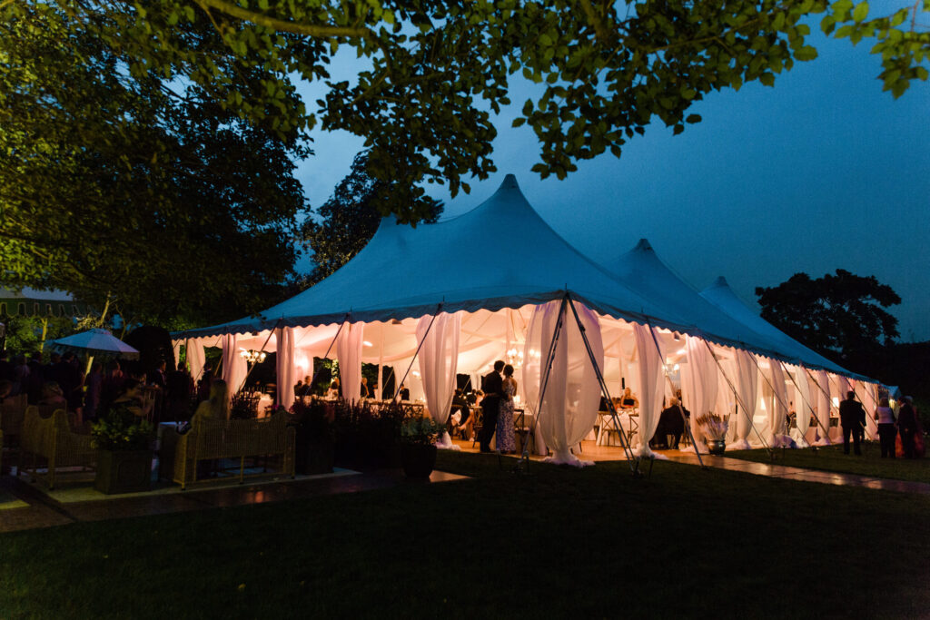 Tented-Hamptons-Wedding-New-York-Photographer-Liz-Banfield-sophisticated-outdoor-tented-wedding-sailcloth