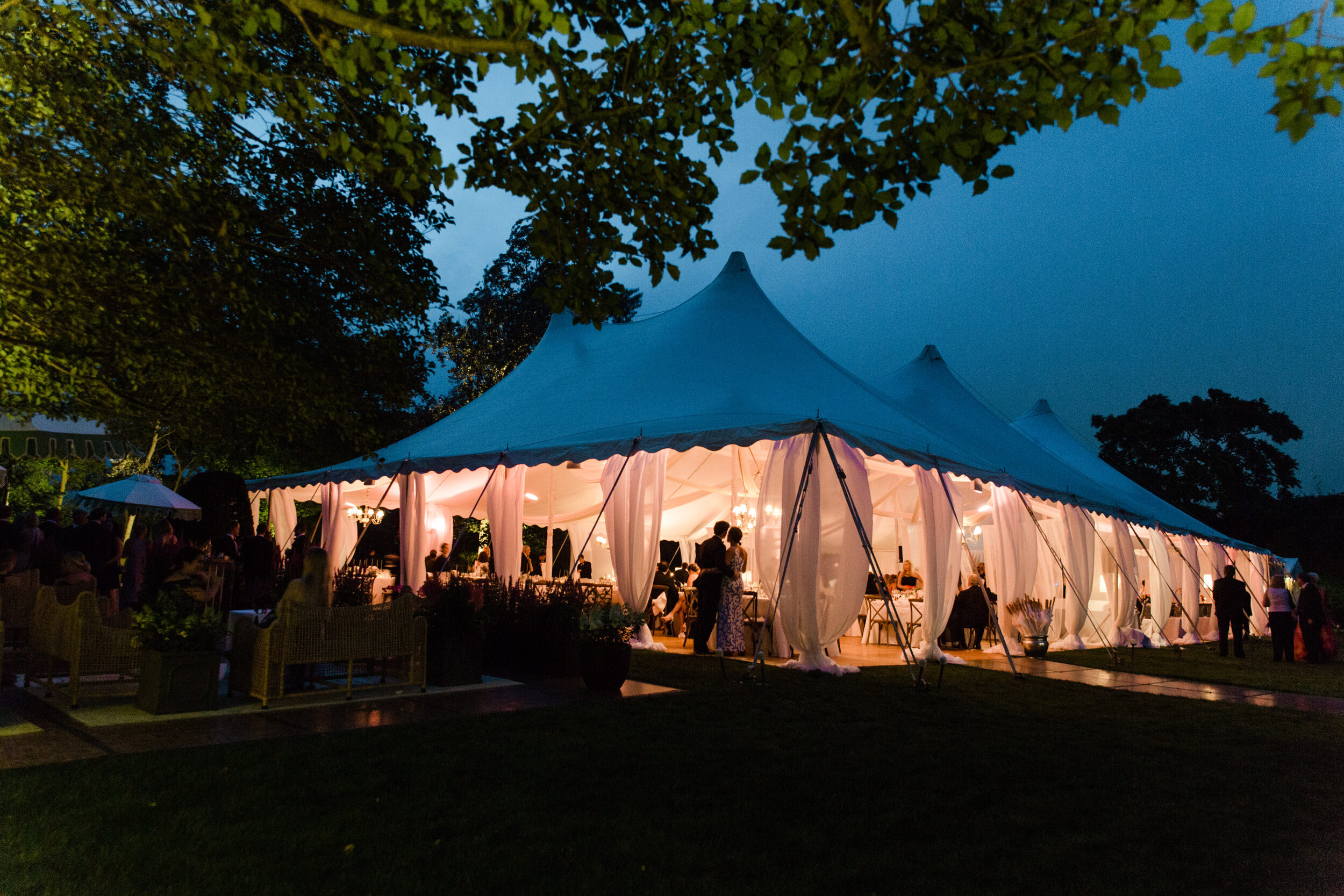 Tented-Hamptons-Wedding-New-York-Photographer-Liz-Banfield